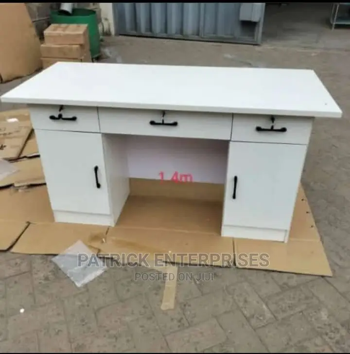Executive Office Desk 1.4 MTRS