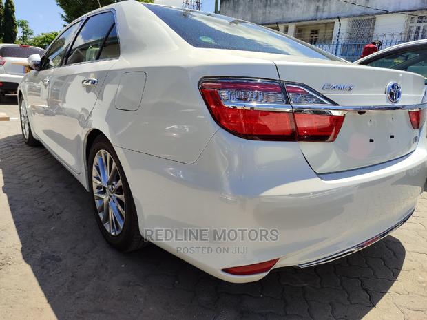 Toyota Camry 2016 White - thumbnail 2