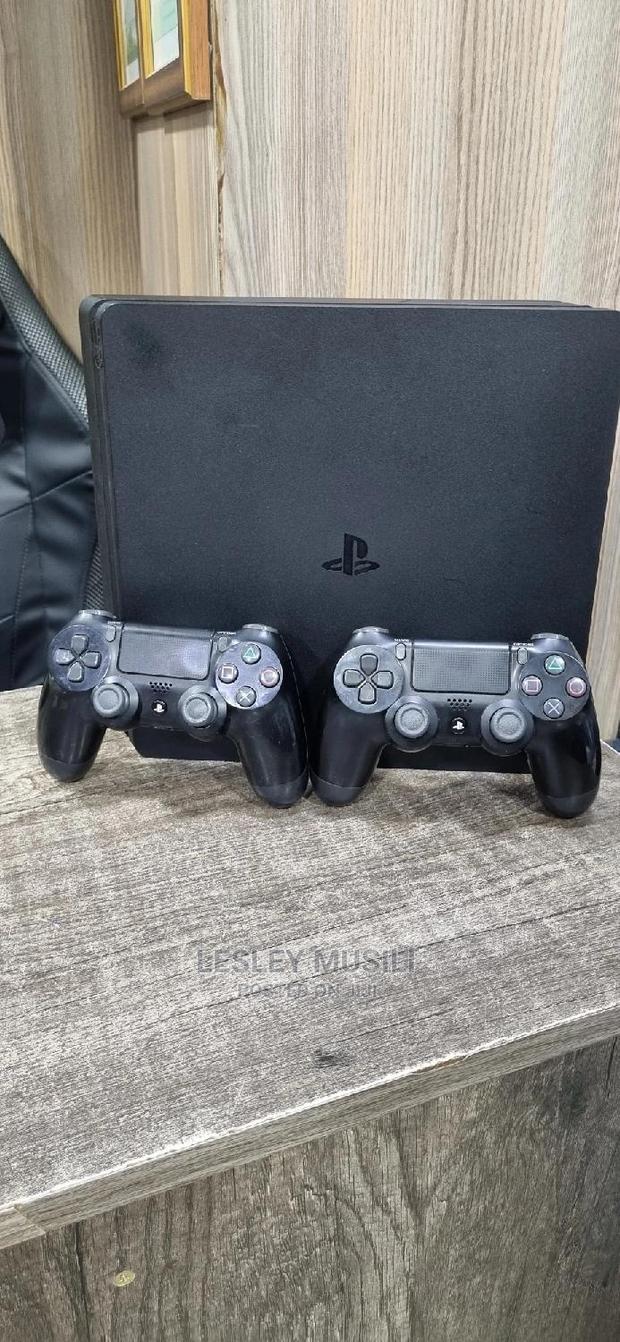 PS4 SLIM 500gb Preowned With 2 Pads