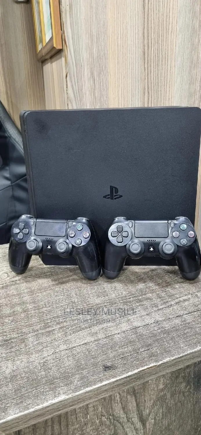 PS4 SLIM 500gb Preowned With 2 Pads