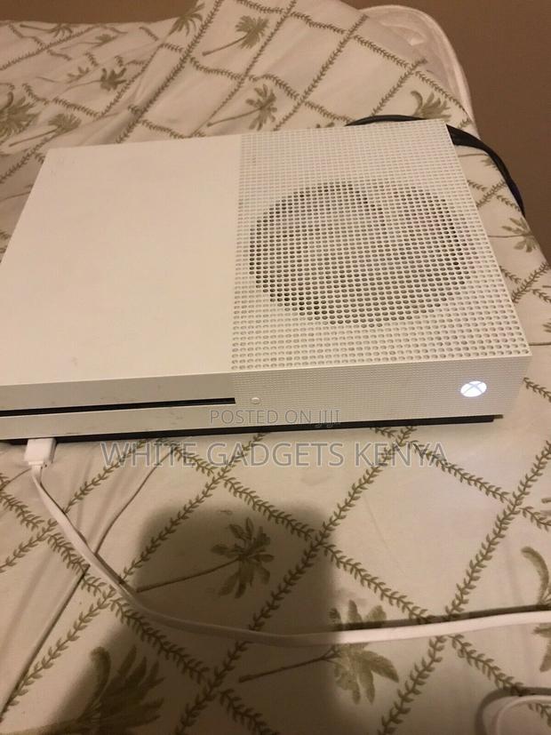 Xbox One S 1tb Wiith Pad
