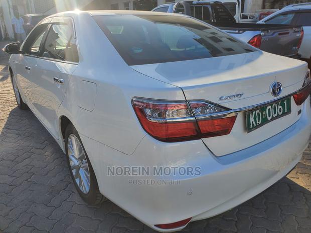 Toyota Camry 2017 Off White - thumbnail 3