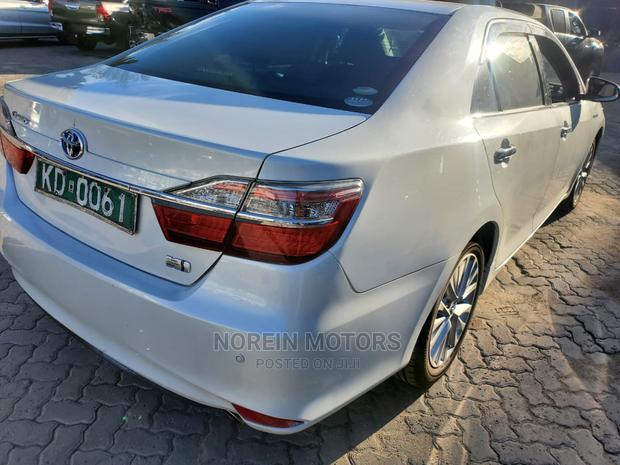 Toyota Camry 2017 Off White - thumbnail 4