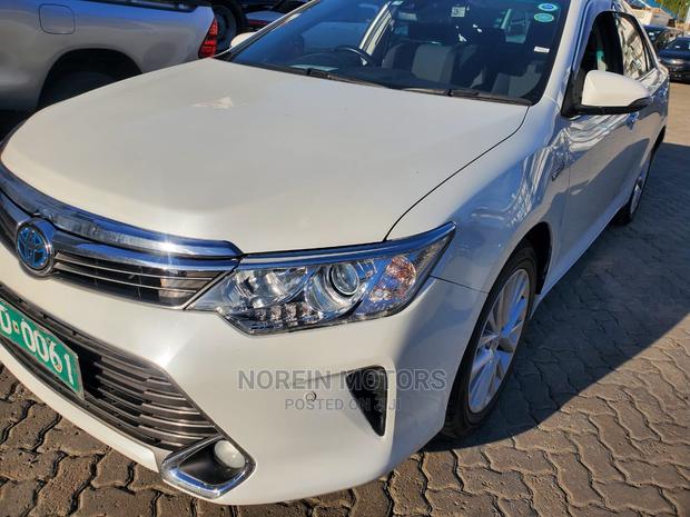 Toyota Camry 2017 Off White - thumbnail 2