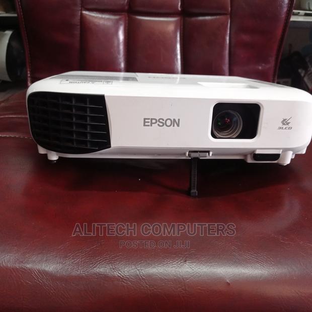 Epson Eb-E10 - main view