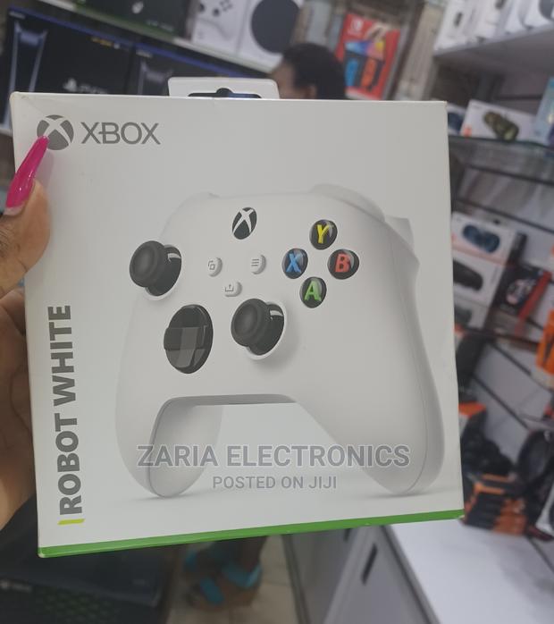 Xbox Series S/X Controller Robot White - main view