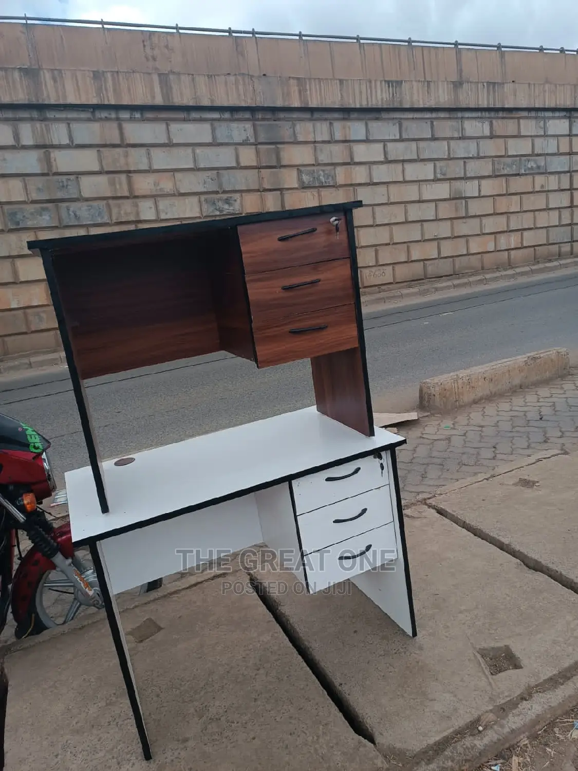 Office Desk Pe