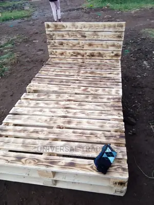 Detachable 4*6 Wooden Pallet Bed - Splittable Into Two