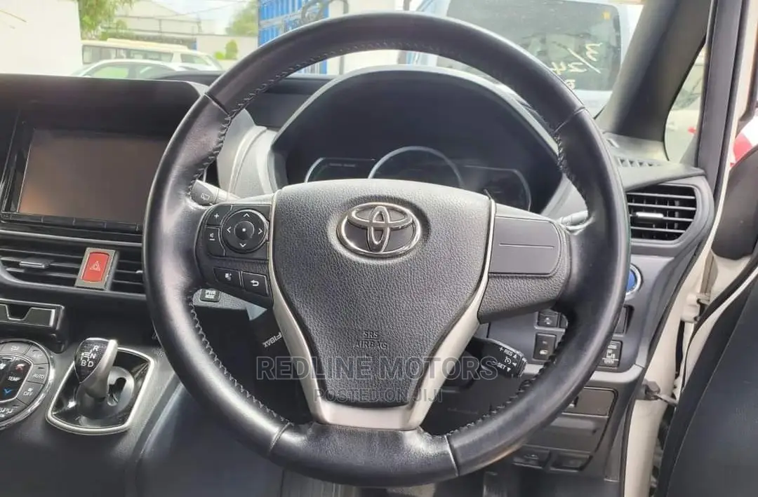 Toyota Noah 1.8 FWD Hybrid (7 Seater) 2016 White