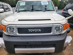 White Toyota FJ Cruiser 2016 - Off-Road Excellence Awaits