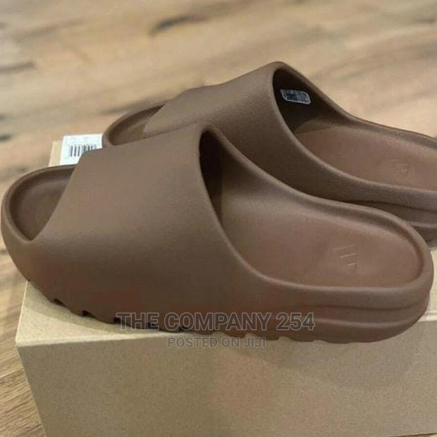 *Yeezy Slides* Size:40-45 Price:2500