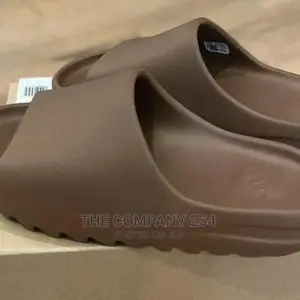 *Yeezy Slides* Size:40-45 Price:2500
