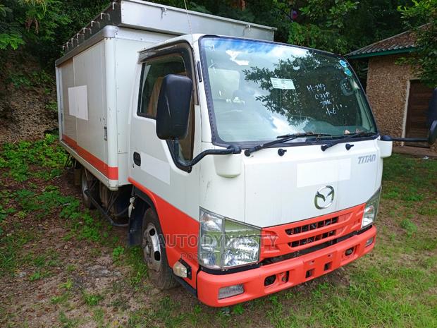 Isuzu Truck Elf - thumbnail 7
