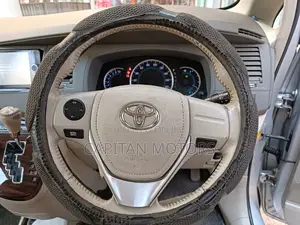 Toyota ISIS 1.8 Platana 2WD 2013 Silver