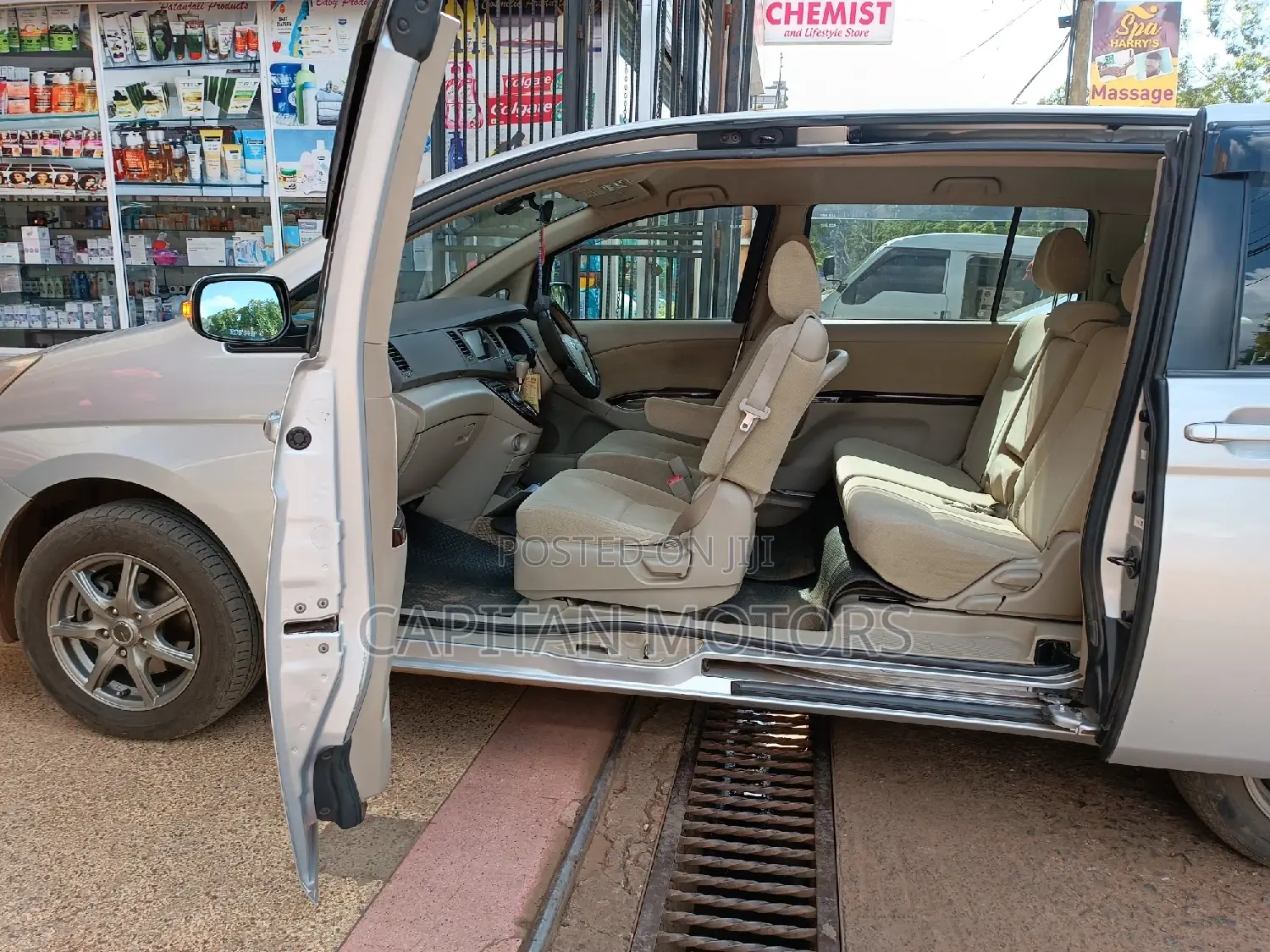 Toyota ISIS 1.8 Platana 2WD 2013 Silver