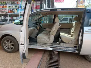 Toyota ISIS 1.8 Platana 2WD 2013 Silver