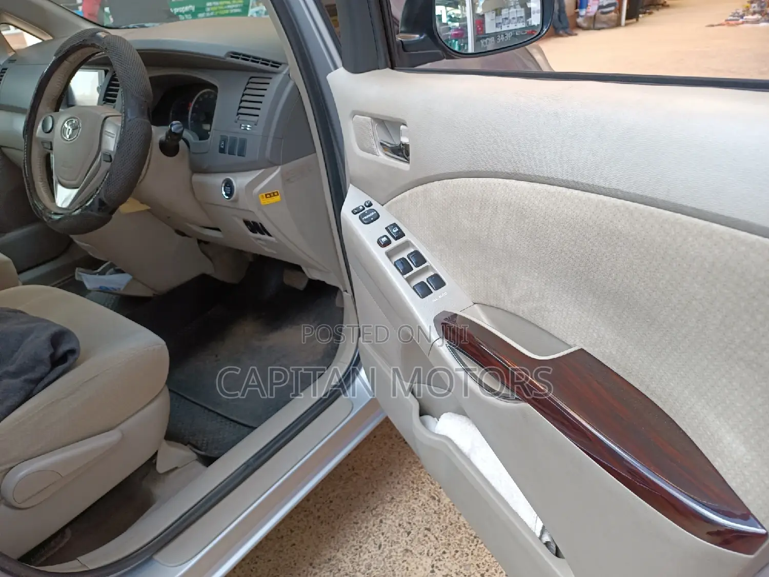 Toyota ISIS 1.8 Platana 2WD 2013 Silver