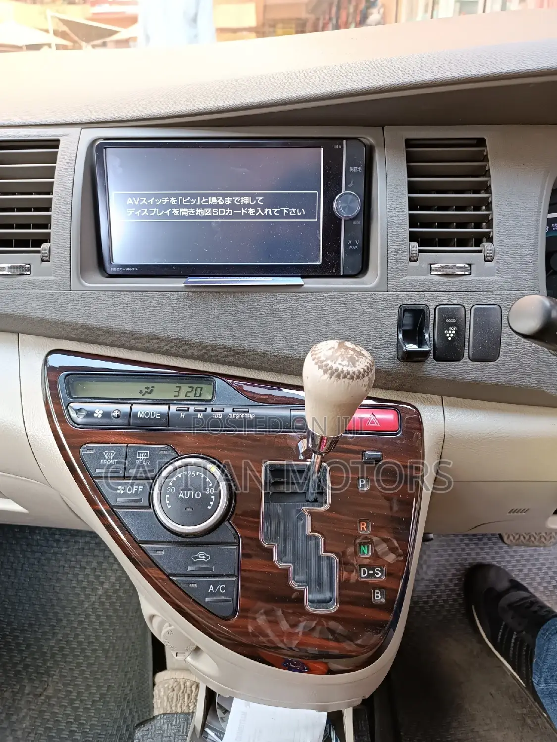 Toyota ISIS 1.8 Platana 2WD 2013 Silver
