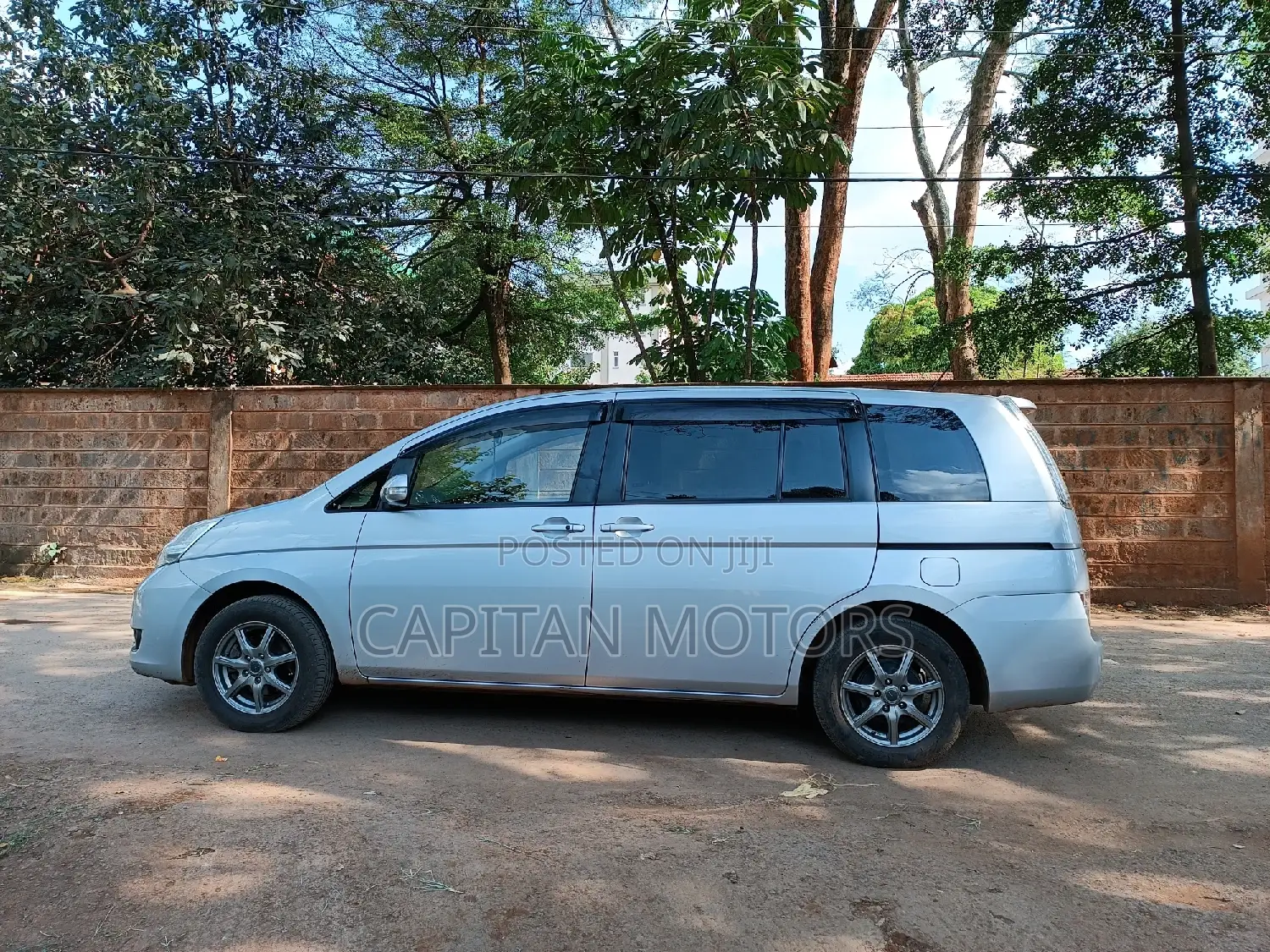 Toyota ISIS 1.8 Platana 2WD 2013 Silver