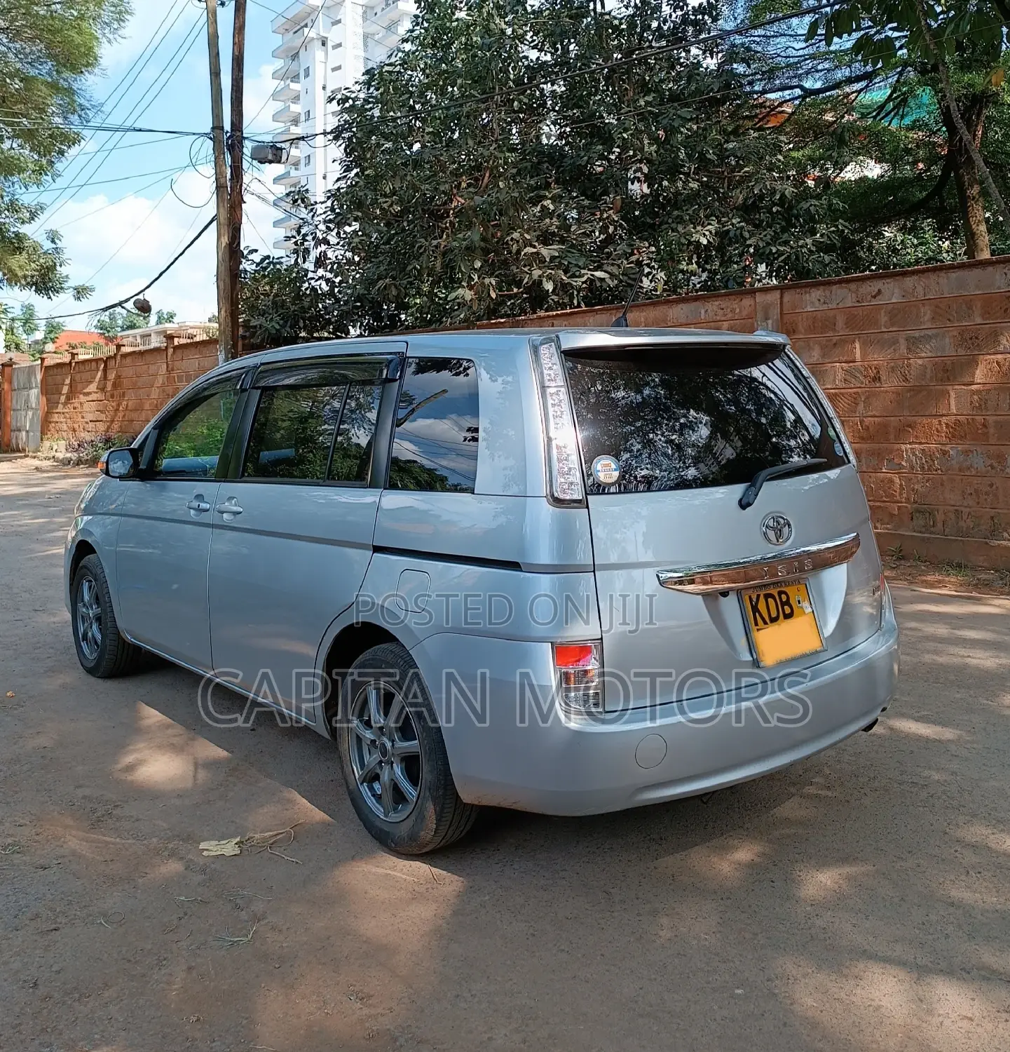Toyota ISIS 1.8 Platana 2WD 2013 Silver