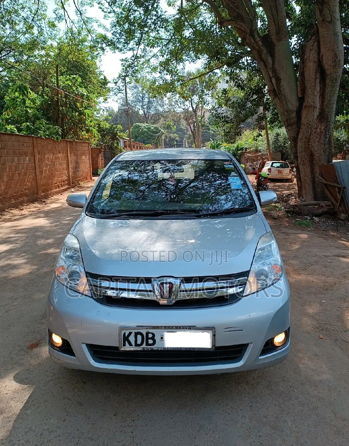 Toyota ISIS 1.8 Platana 2WD 2013 Silver