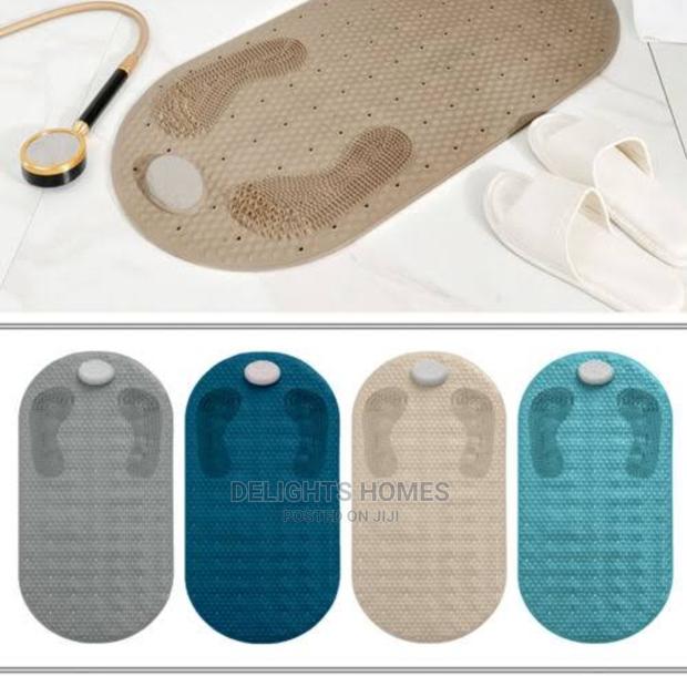 *Bathroom Antislip Mats With Scrubber and Pumice Stone