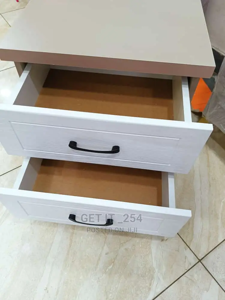 Louise Bedside Table
40*45*45cm