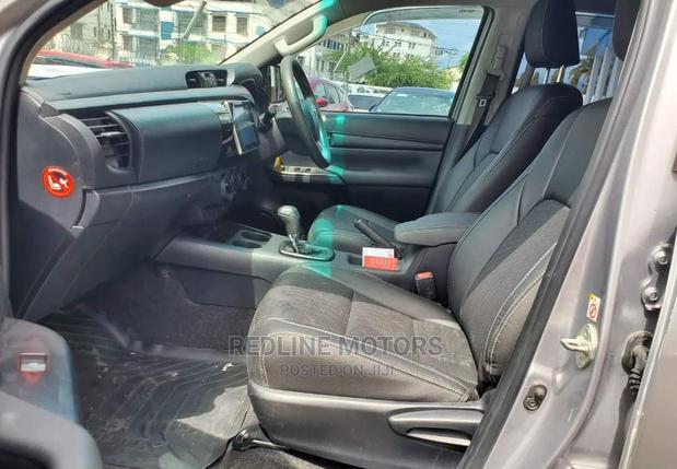 Toyota Hilux 2016 Silver - thumbnail 2