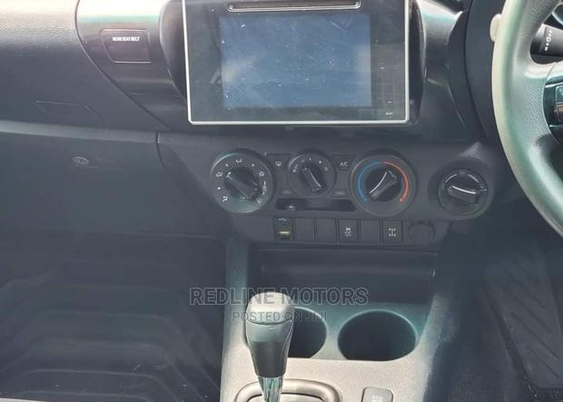 Toyota Hilux 2016 Silver - thumbnail 3