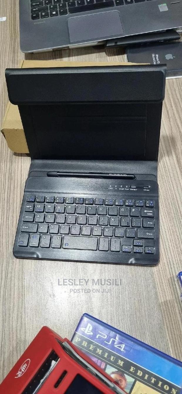 Samsung Galaxy Z Fold 4 With Wireless Bluetooth Keyboard - thumbnail 2