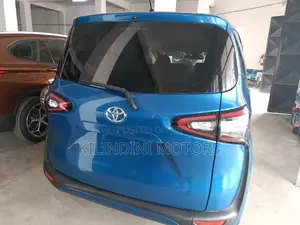 Toyota Sienta 2017 Blue
