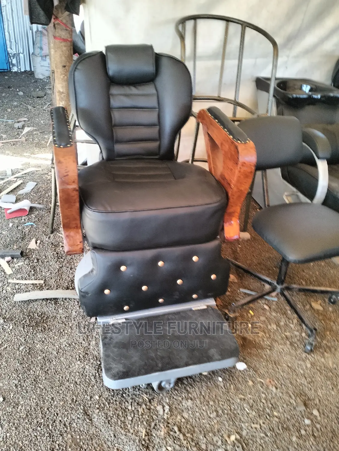 Adjustable Kings Cut Kinyozi Chair