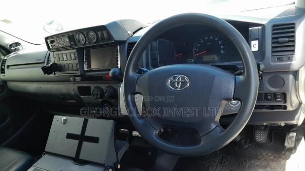 Toyota HiAce 2017 White - thumbnail 5