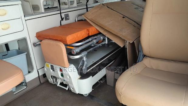 Toyota HiAce 2017 White - thumbnail 9