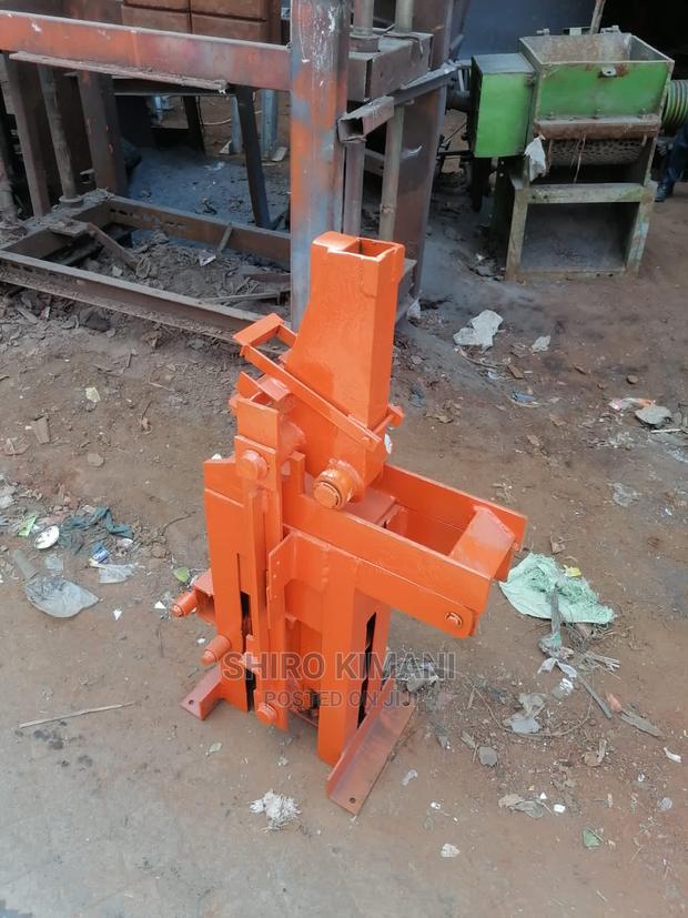 Brick Interlocking Machine - main view