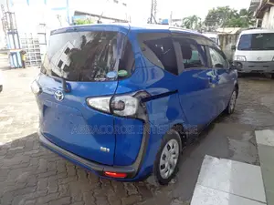 Toyota Sienta 1.5 Hybrid FWD 2016 Blue
