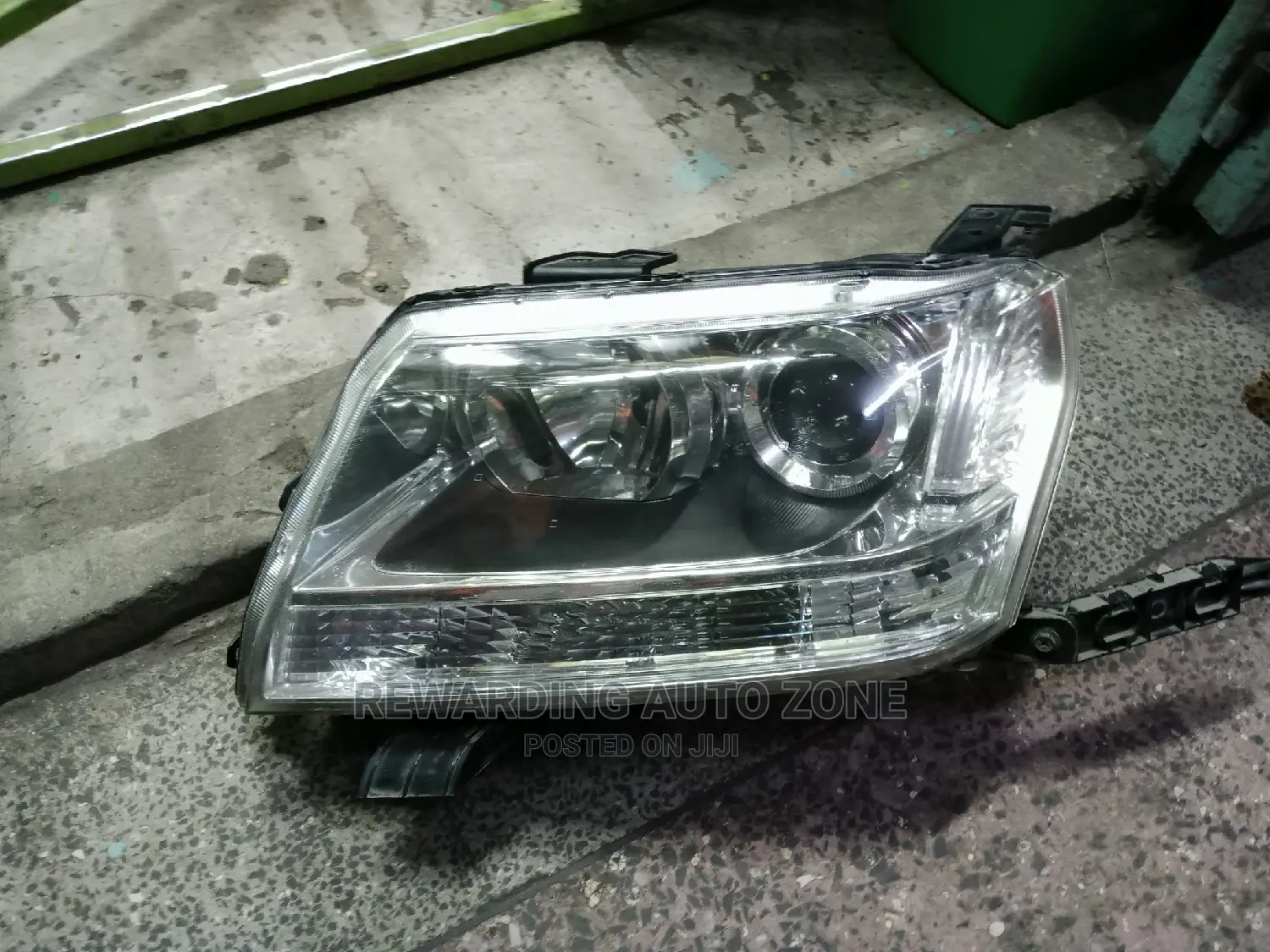 Suzuki Esqudo Headlight Xenon.