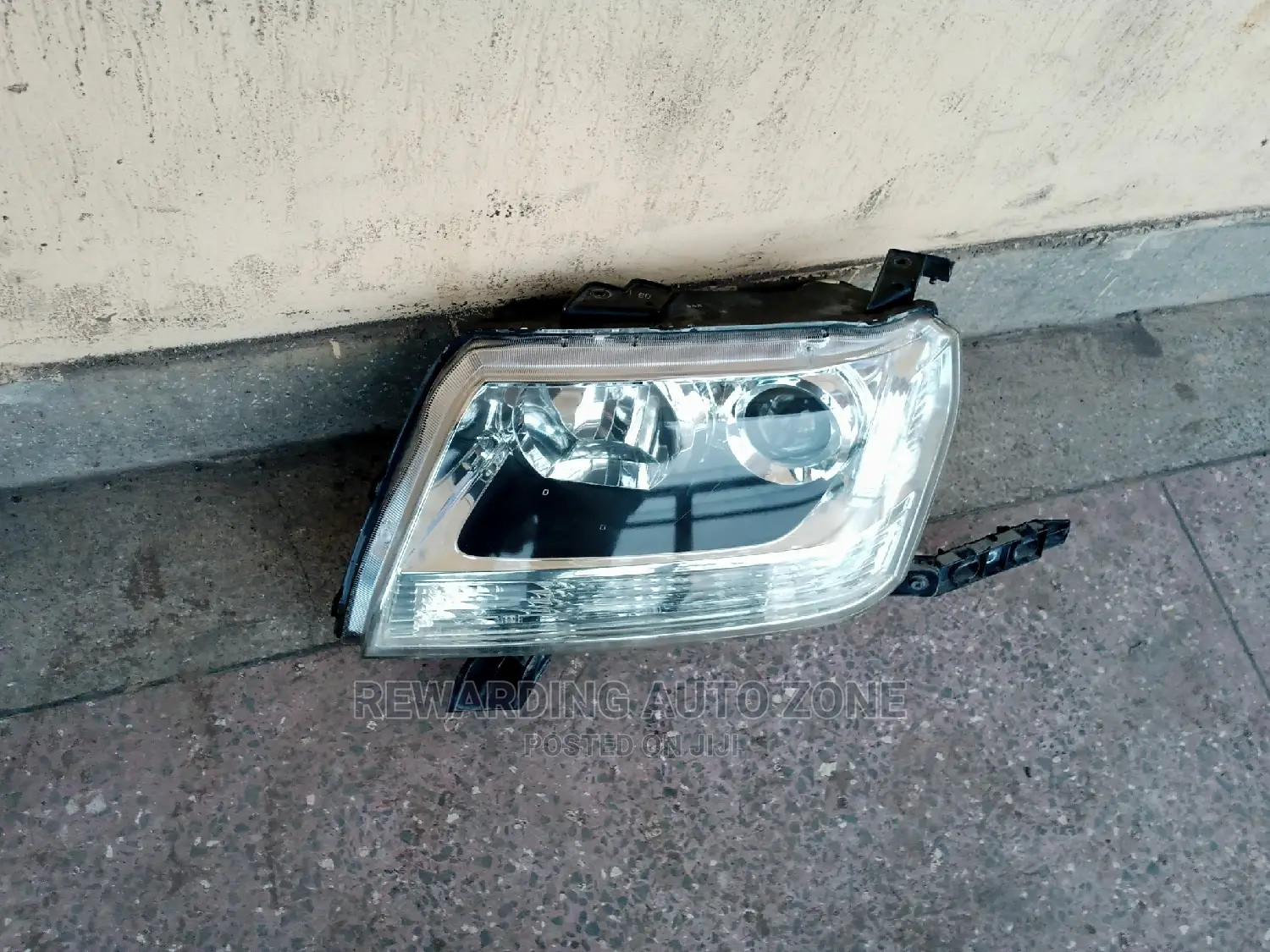 Suzuki Esqudo Headlight Xenon.