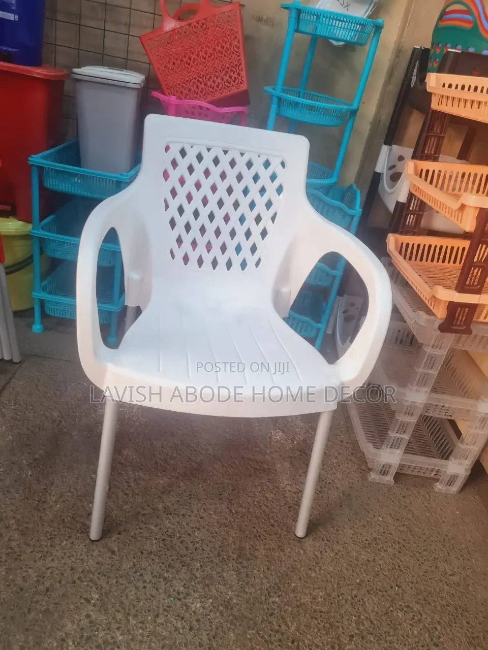 Wire Durable Plastic White Chair With Metallic Legs