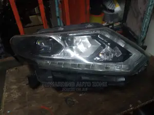 Nt36 Ex Trail. 2015 Headlight Xenon.