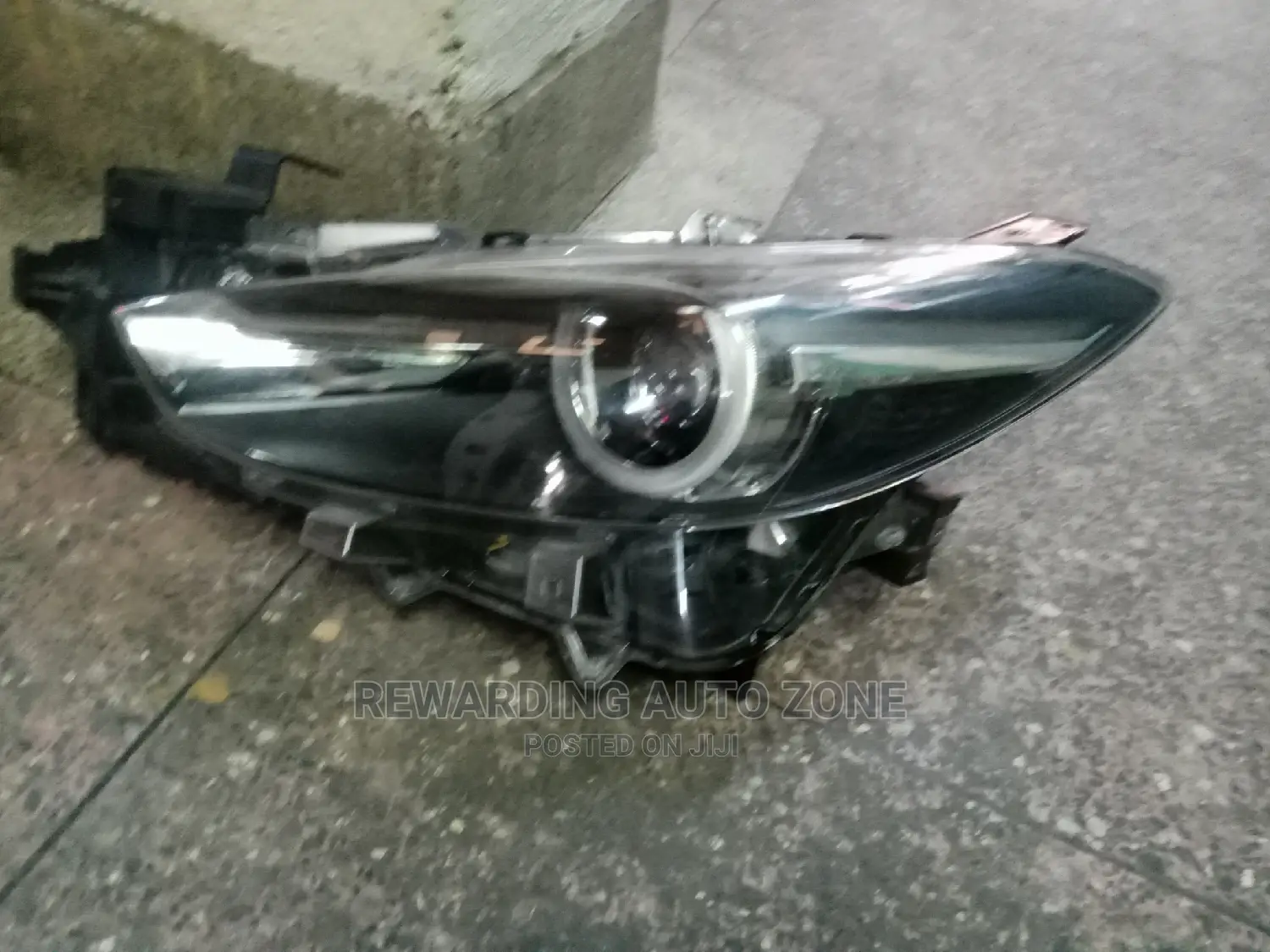 Axela 2013 Headlight Xenon