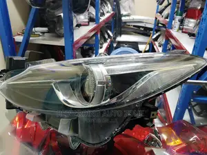 Axela 2013 Headlight Xenon