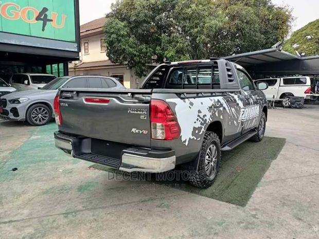 Toyota Hilux 2017 Gray - thumbnail 12