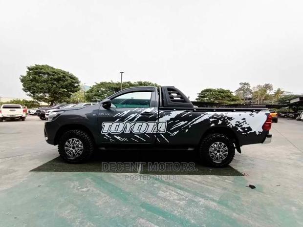 Toyota Hilux 2017 Gray - thumbnail 8
