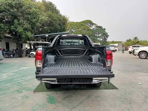 Toyota Hilux 2017 Gray - thumbnail 10