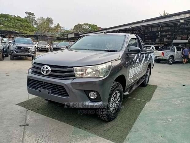 Toyota Hilux 2017 Gray - thumbnail 3