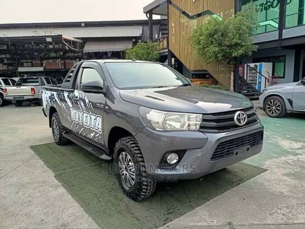 Toyota Hilux 2017 Gray - thumbnail 2