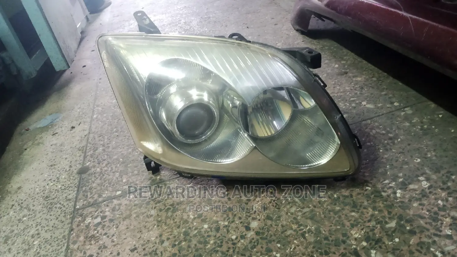 Avensis 2005 Headlight Xenon.