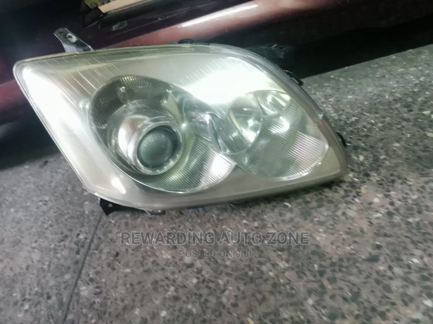 Avensis 2005 Headlight Xenon.