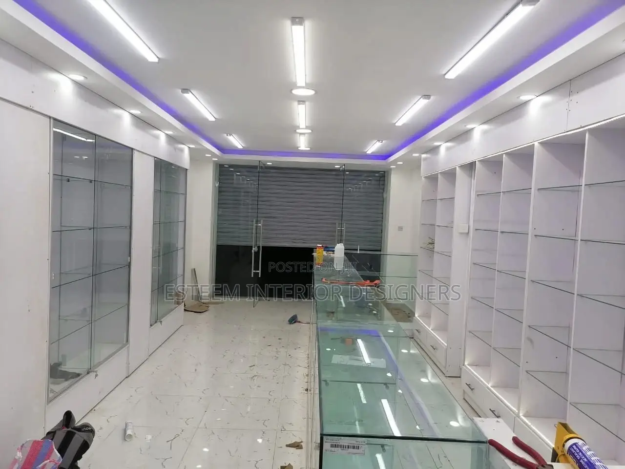Shop Fittings With Frameless Glass Counter